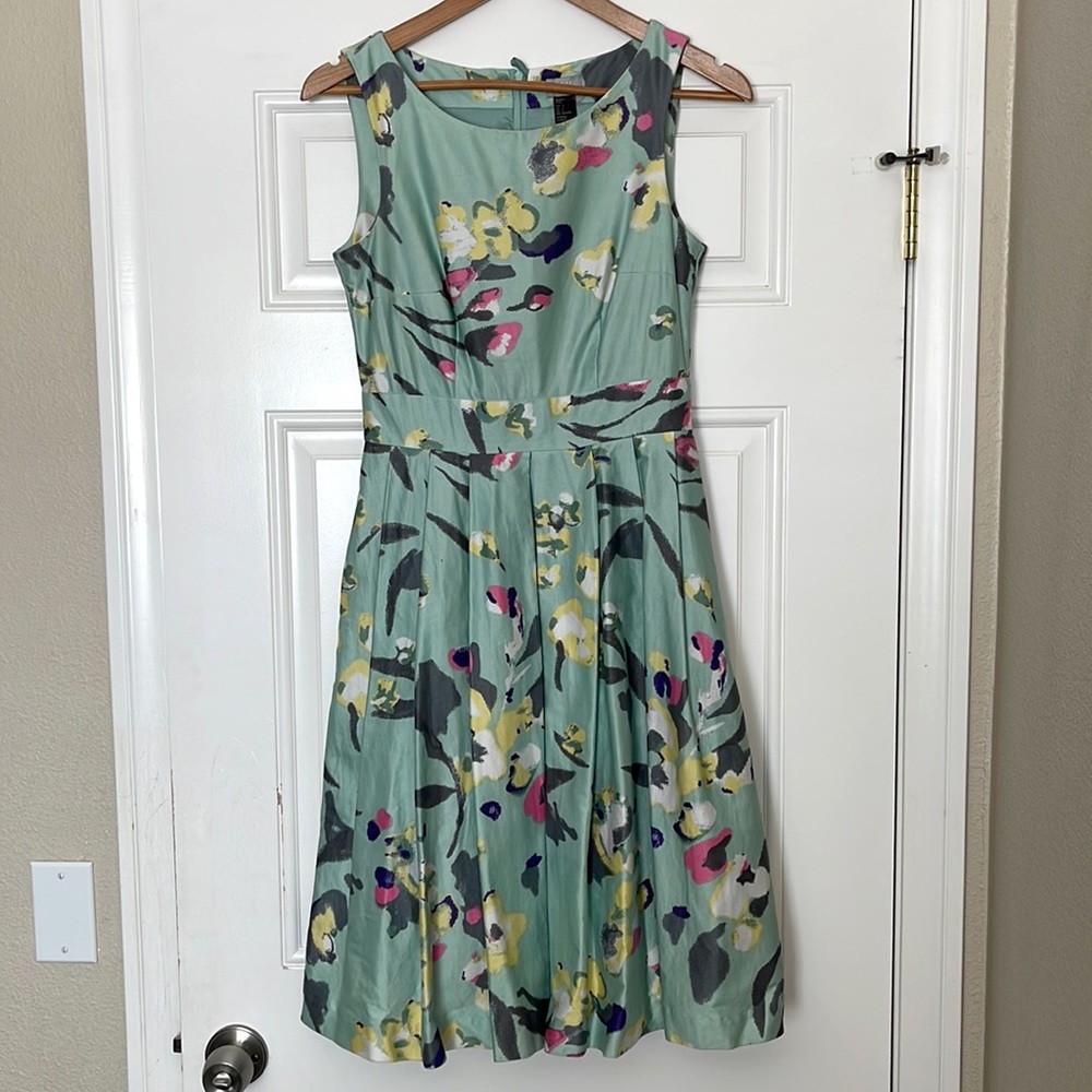 Beautiful spring/summer green floral H& M dress.